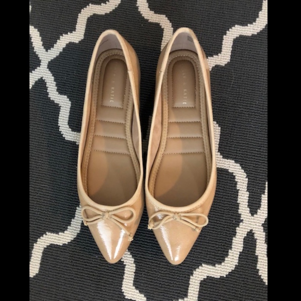Kelly & Katie nude patent flats with bow size 8